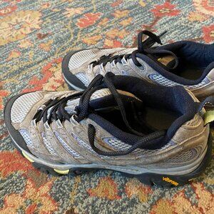 MERRELL Women;s hiking shoes, Great Condition, size 10